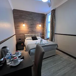Bed & Breakfast The Commongate, Londen