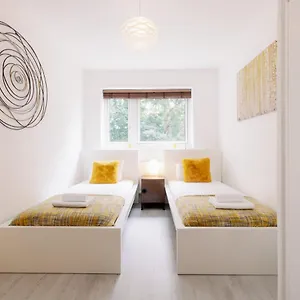  Apartment Spacious Flat In South With Balcony - Pass The Keys
