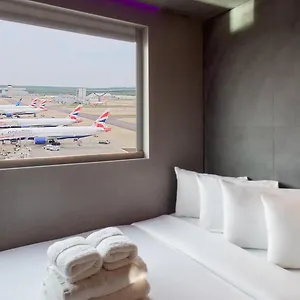 Bloc London Gatwick Airport מלון